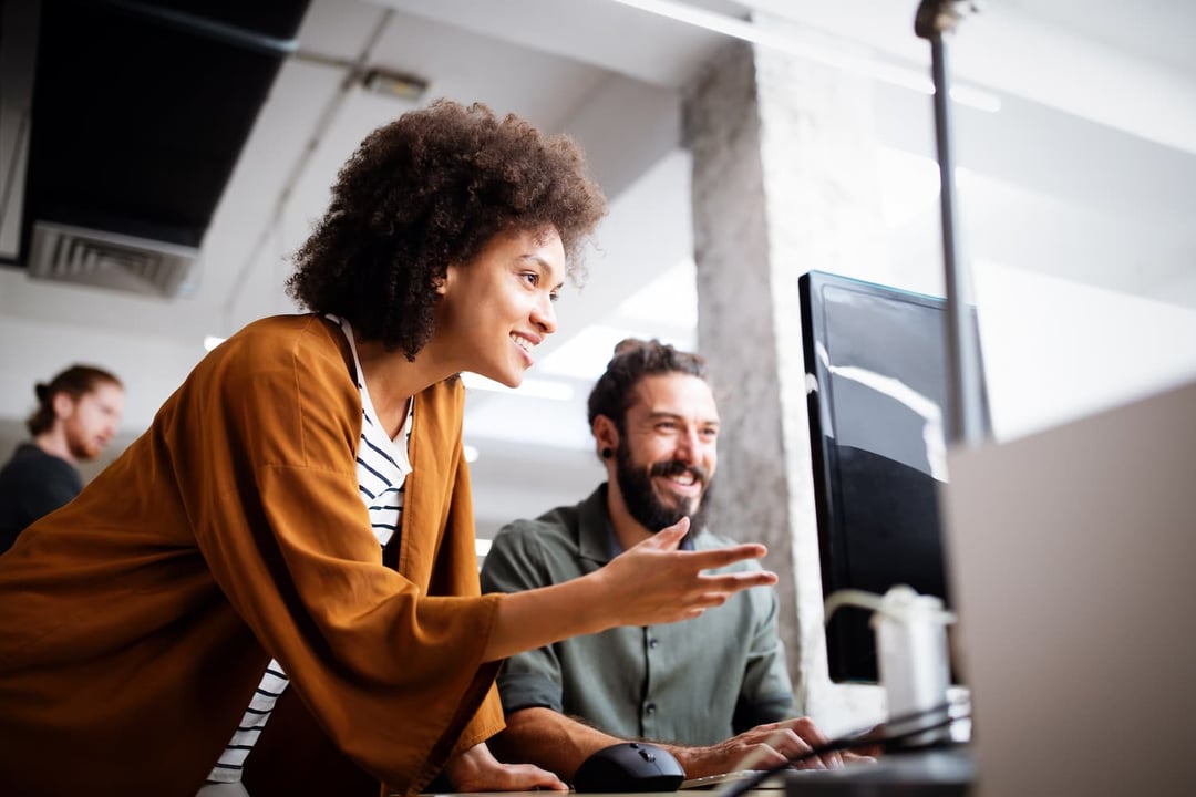 colleagues-smile-at-monitor